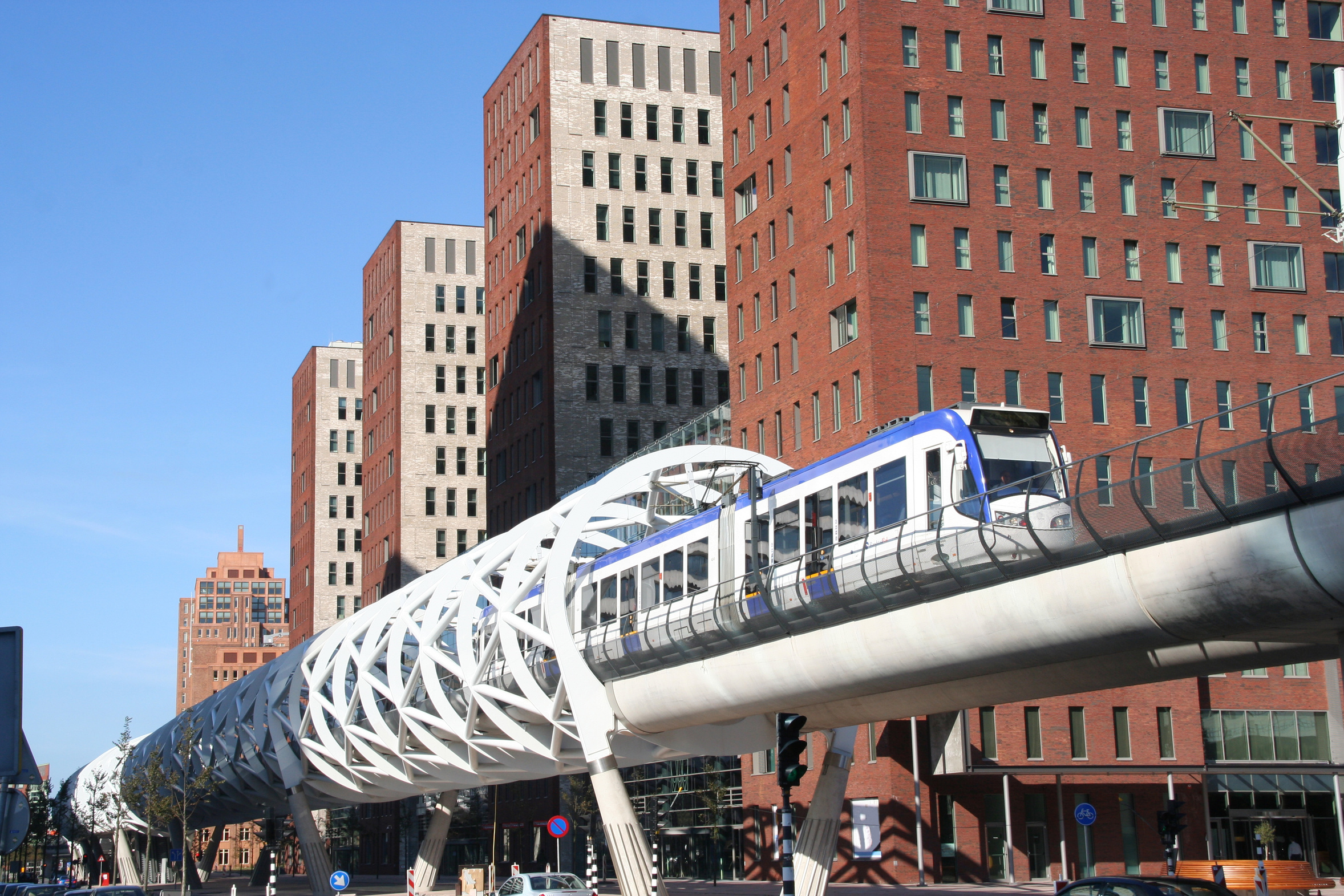 découvrez des solutions efficaces pour réduire le bruit et les vibrations du métro, améliorant le confort des passagers et la qualité de vie en milieu urbain.