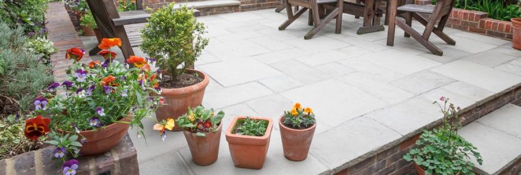 découvrez des astuces et conseils pratiques pour réduire le coût de la rénovation de votre terrasse tout en garantissant qualité et durabilité.