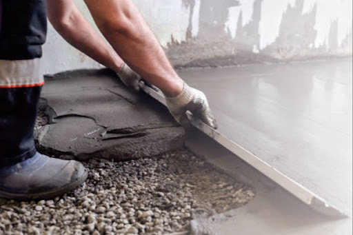 découvrez comment refaire une dalle en béton extérieur durable et esthétique. guide complet avec conseils pratiques pour réussir vos travaux de rénovation de surface bétonnée.