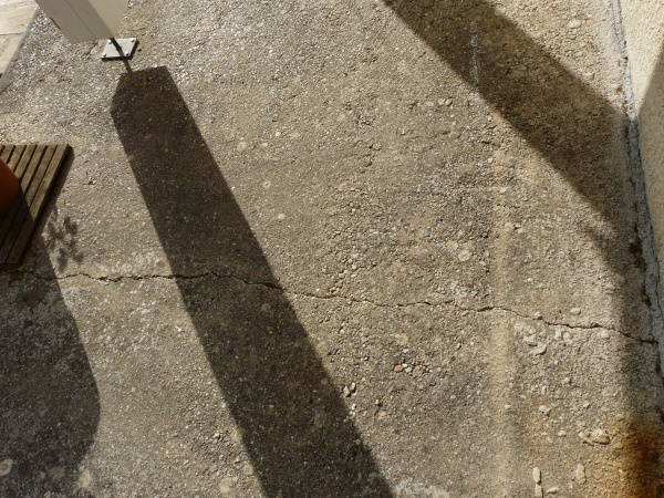 découvrez nos conseils et solutions pour refaire une dalle béton extérieure durable et esthétique. guide complet pour réussir vos travaux de rénovation de dalle béton.
