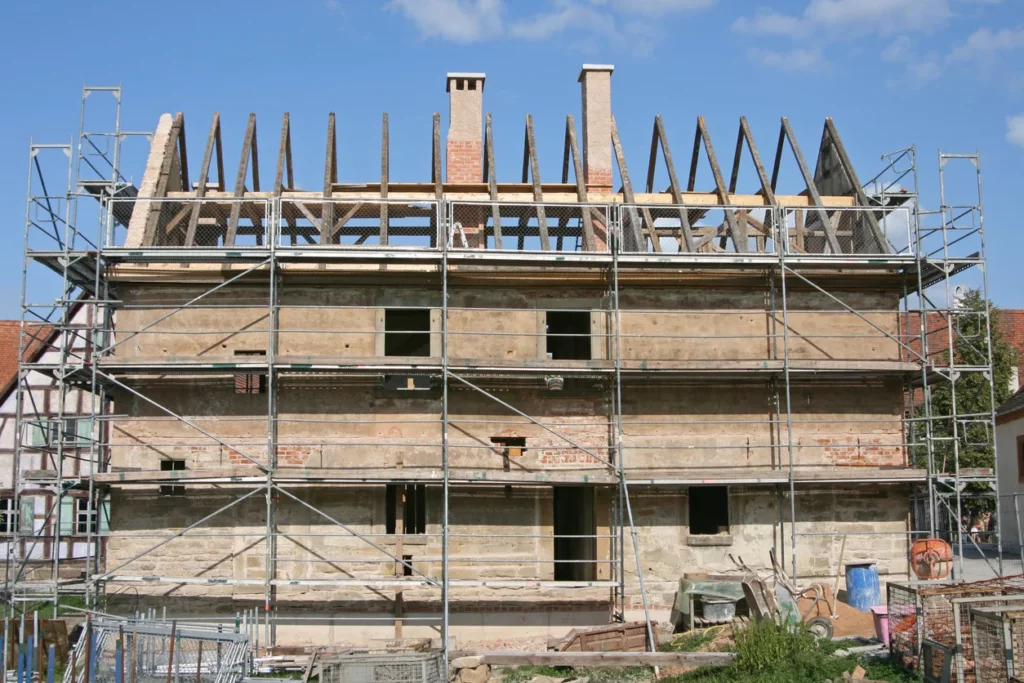 découvrez les prix et conseils essentiels pour refaire les fondations d'une maison ancienne en toute sécurité et efficacité.