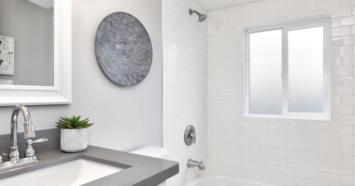 découvrez comment refaire votre salle de bain vous-même pour économiser de l'argent tout en personnalisant votre espace avec des conseils pratiques et faciles à suivre.