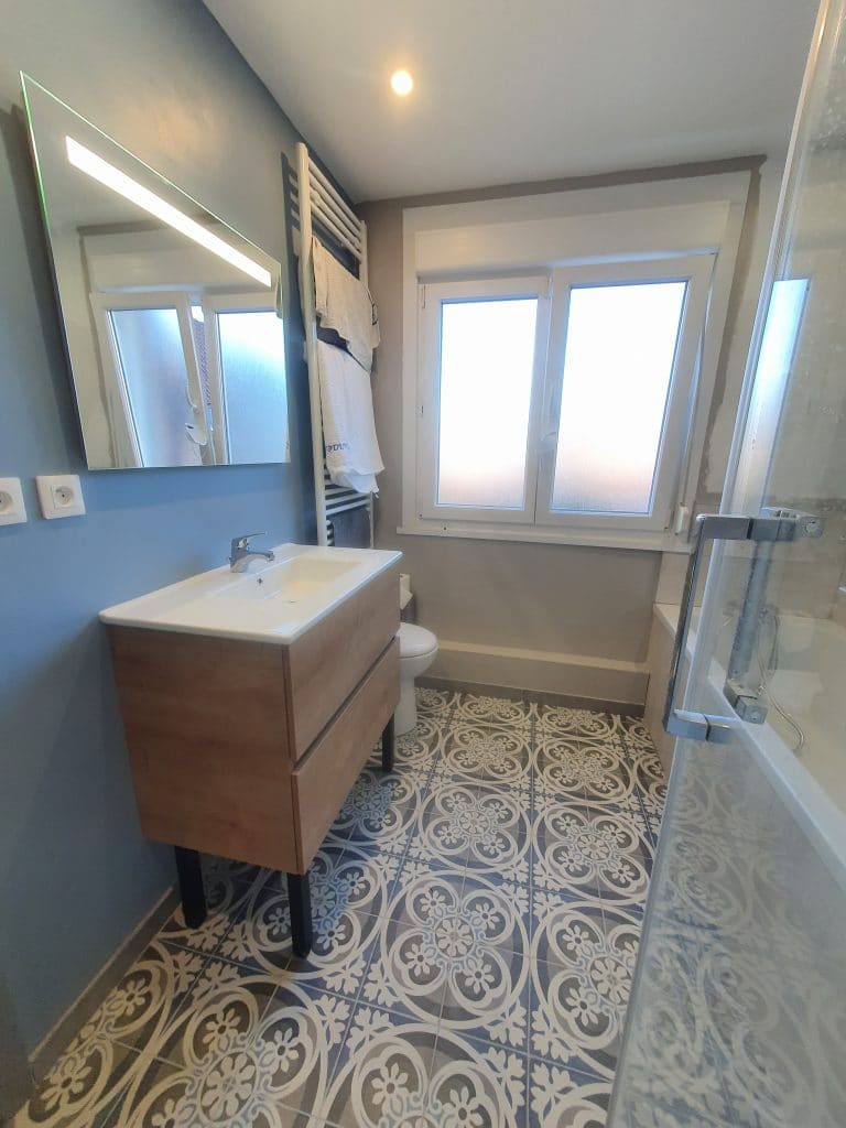 découvrez nos conseils et astuces pour refaire votre salle de bain : rénovation, choix des matériaux, aménagement et design pour un espace moderne et fonctionnel.