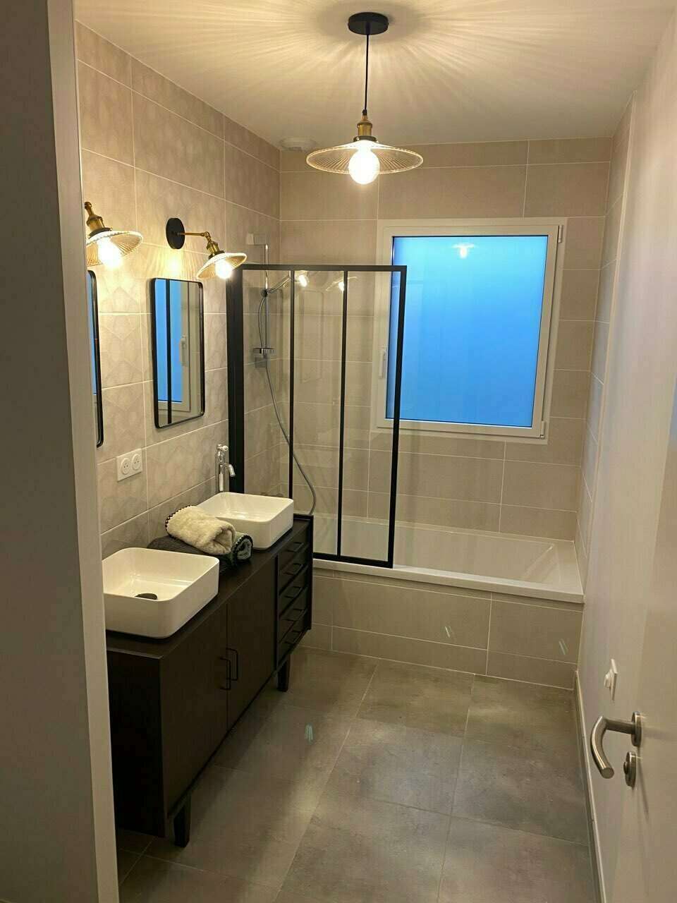 refaire votre salle de bain avec un plombier expert pour garantir des travaux de qualité, une installation fiable et un résultat esthétique.