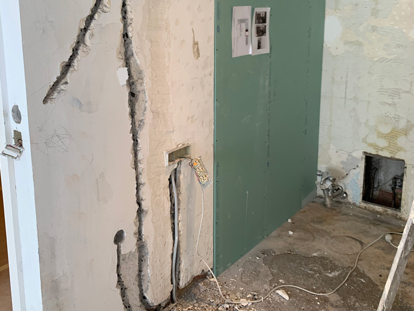 expert en réfection électrique pour maison des années 1960, garantissant sécurité et conformité aux normes actuelles.