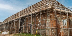 découvrez comment réhabiliter votre grange tout en maîtrisant votre budget grâce à nos conseils pratiques et astuces financières.