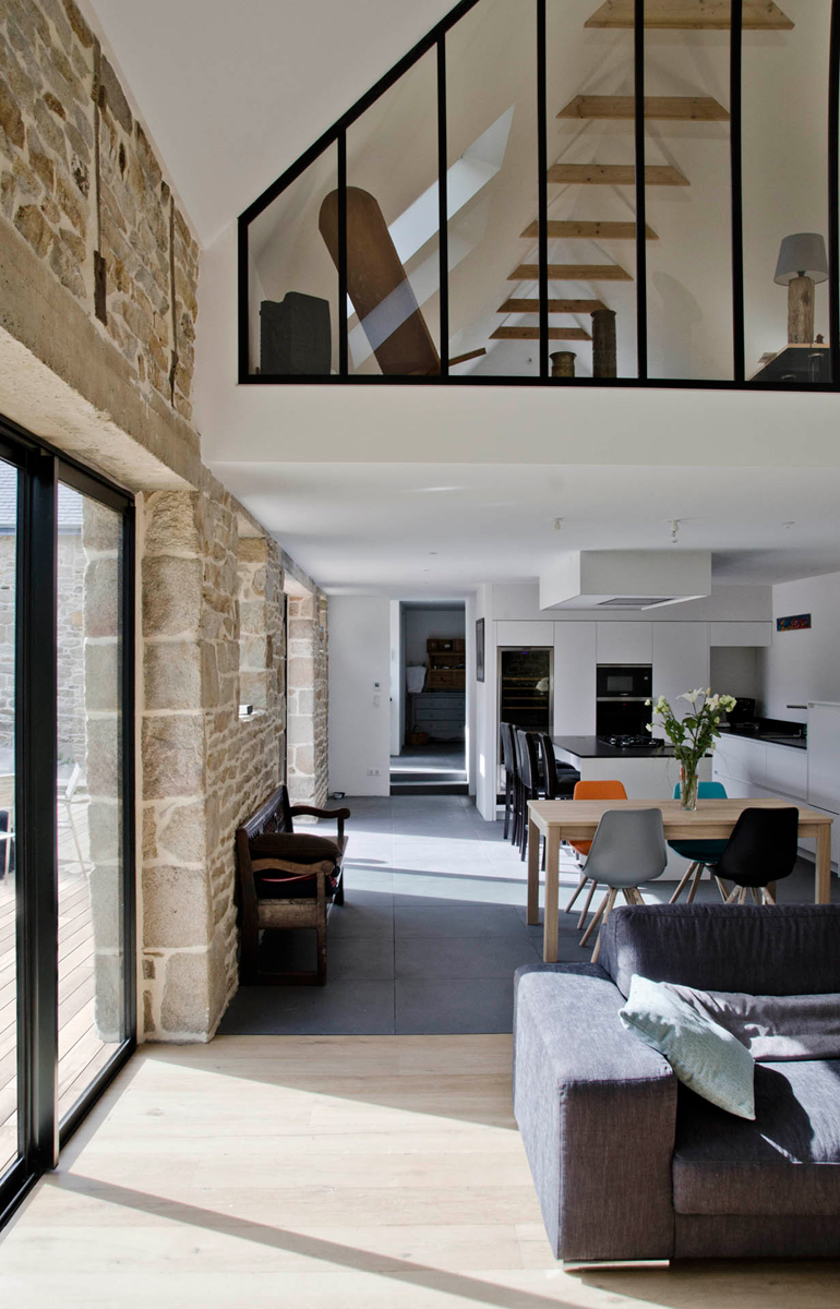 découvrez nos solutions de réhabilitation de granges pour transformer vos espaces anciens en lieux de vie modernes et fonctionnels, tout en préservant leur charme authentique.