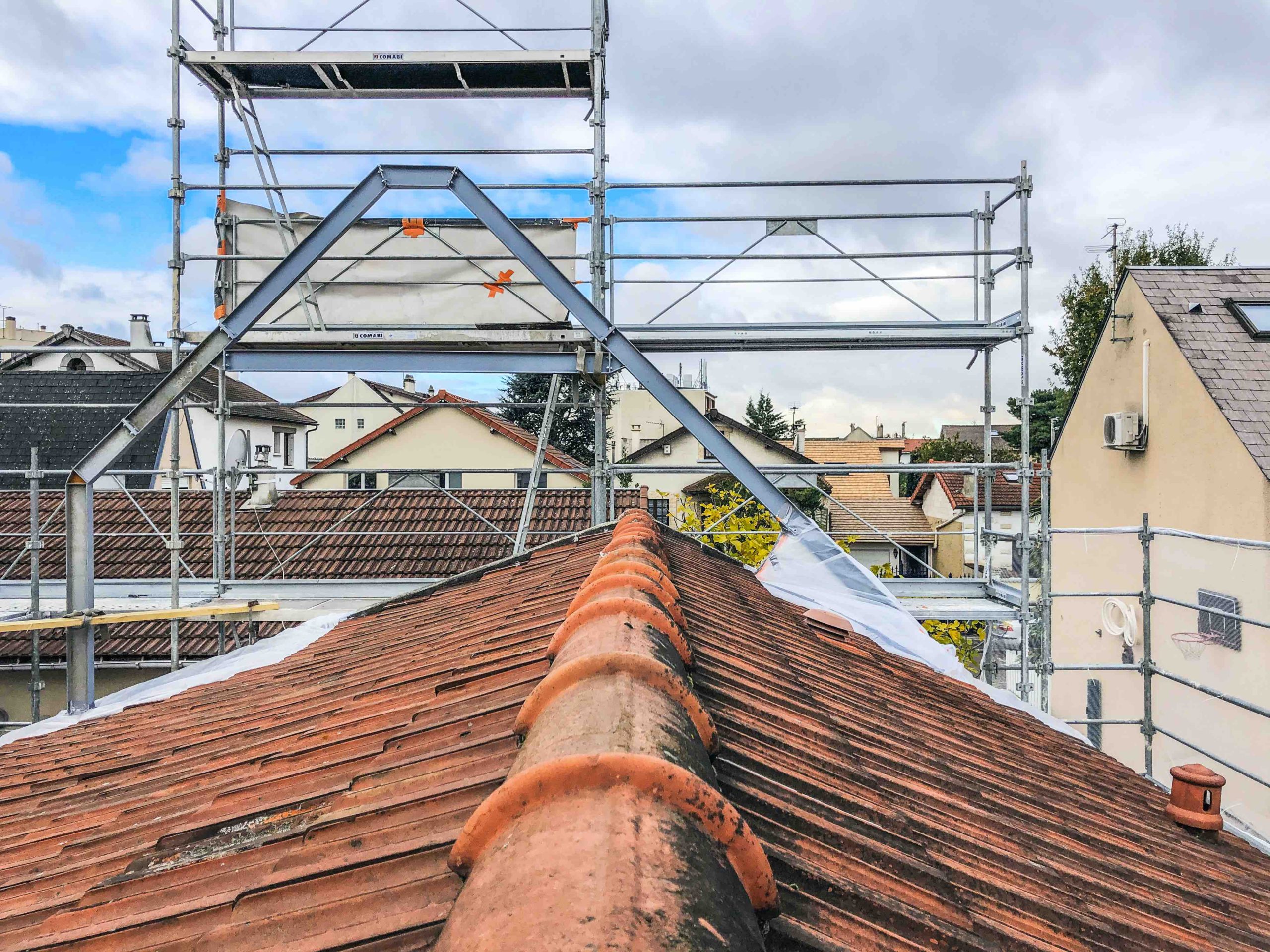 découvrez tout sur le rehaussement de toiture : prix, conseils pratiques et astuces pour économiser sur vos travaux de rénovation de toiture.