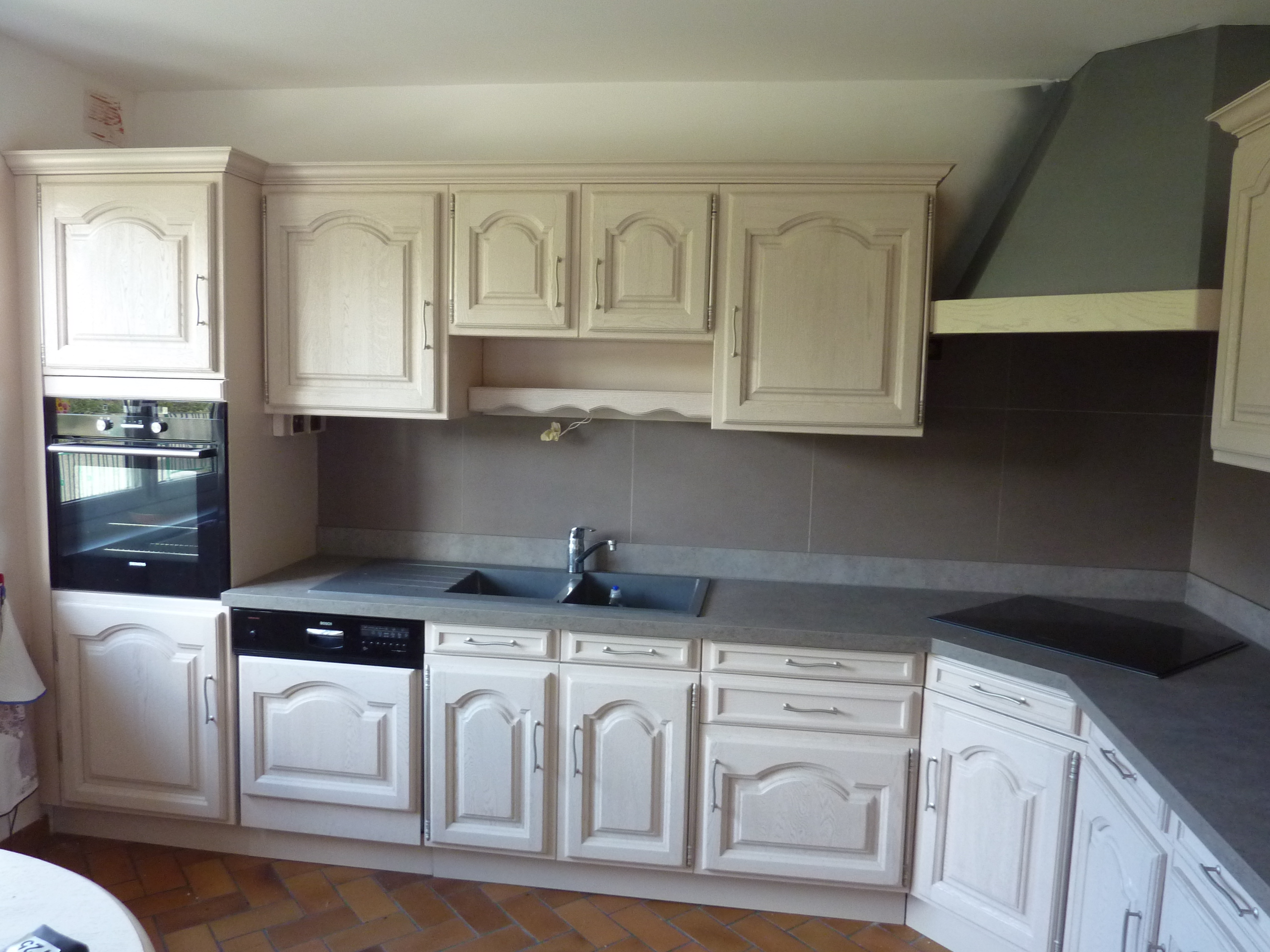 découvrez nos idées et astuces pour relooker votre cuisine en bois facilement et lui donner un style moderne et convivial.