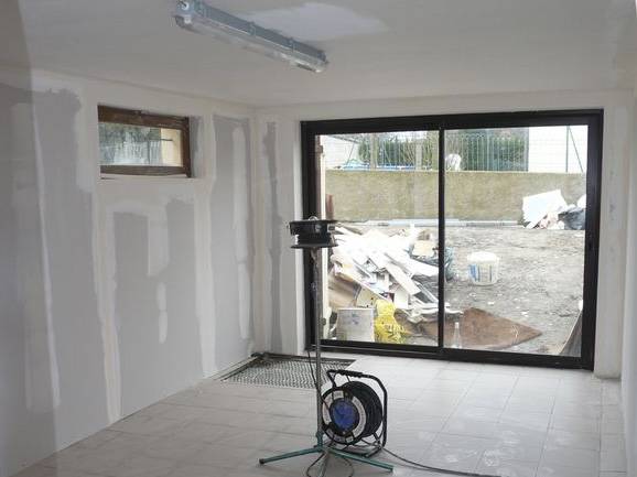 service professionnel de remplacement de porte-fenêtre pour améliorer l'isolation, la sécurité et l'esthétique de votre habitation. devis gratuit et intervention rapide.