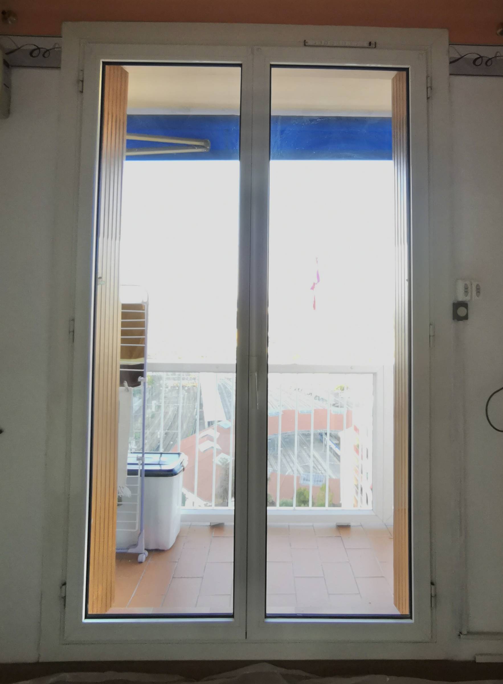 service professionnel de remplacement de porte-fenêtre pour améliorer l'isolation et l'esthétique de votre maison. devis gratuit et installation rapide.