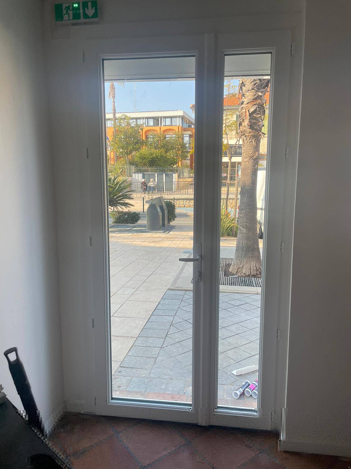 découvrez nos services professionnels de remplacement de porte-fenêtre pour améliorer l'isolation et l'esthétique de votre habitation.