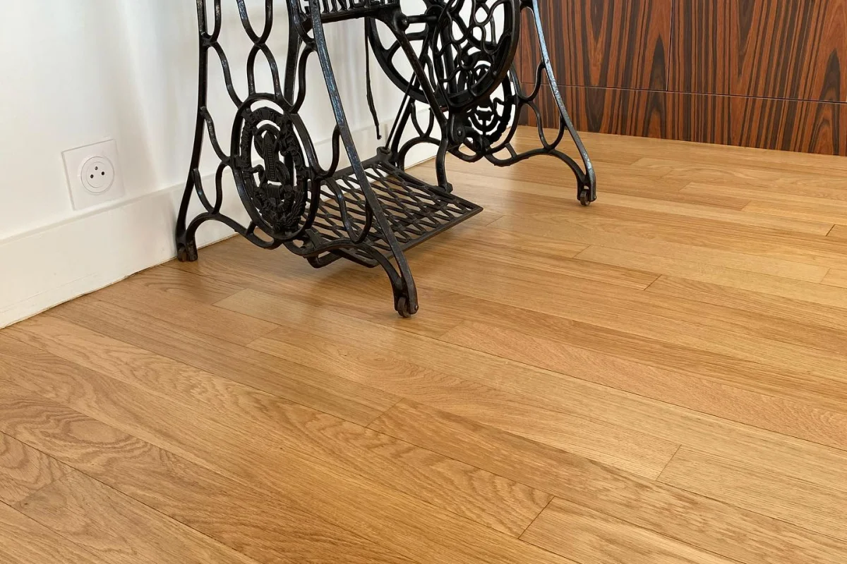 service professionnel de rénovation de parquet à paris. remise à neuf, ponçage, vitrification et réparation pour un sol en bois éclatant et durable.