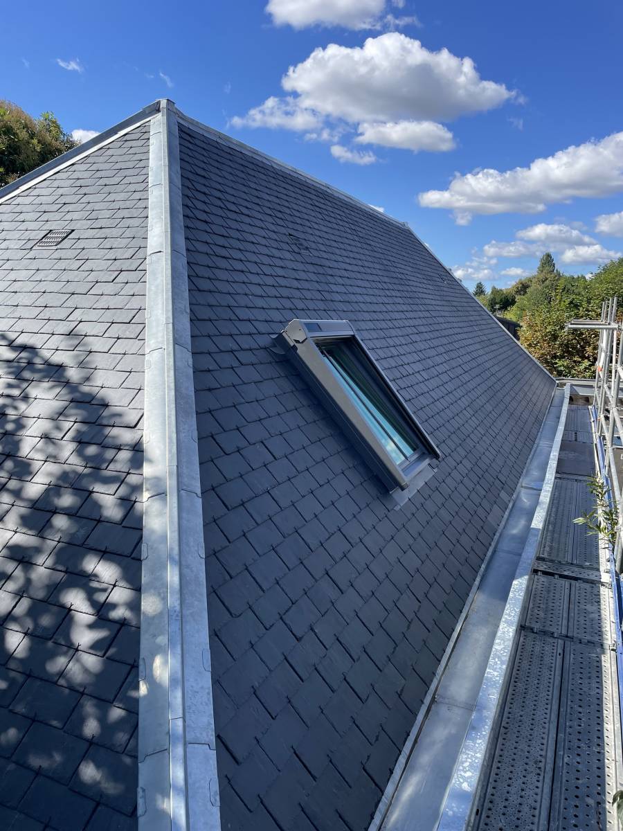 découvrez nos services experts en rénovation d'ardoise pour valoriser et protéger votre toiture avec des matériaux de qualité et un savoir-faire professionnel.