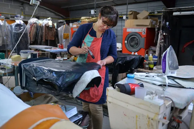 service professionnel de rénovation de blousons en cuir à paris. redonnez vie à votre cuir avec notre expertise et notre savoir-faire.