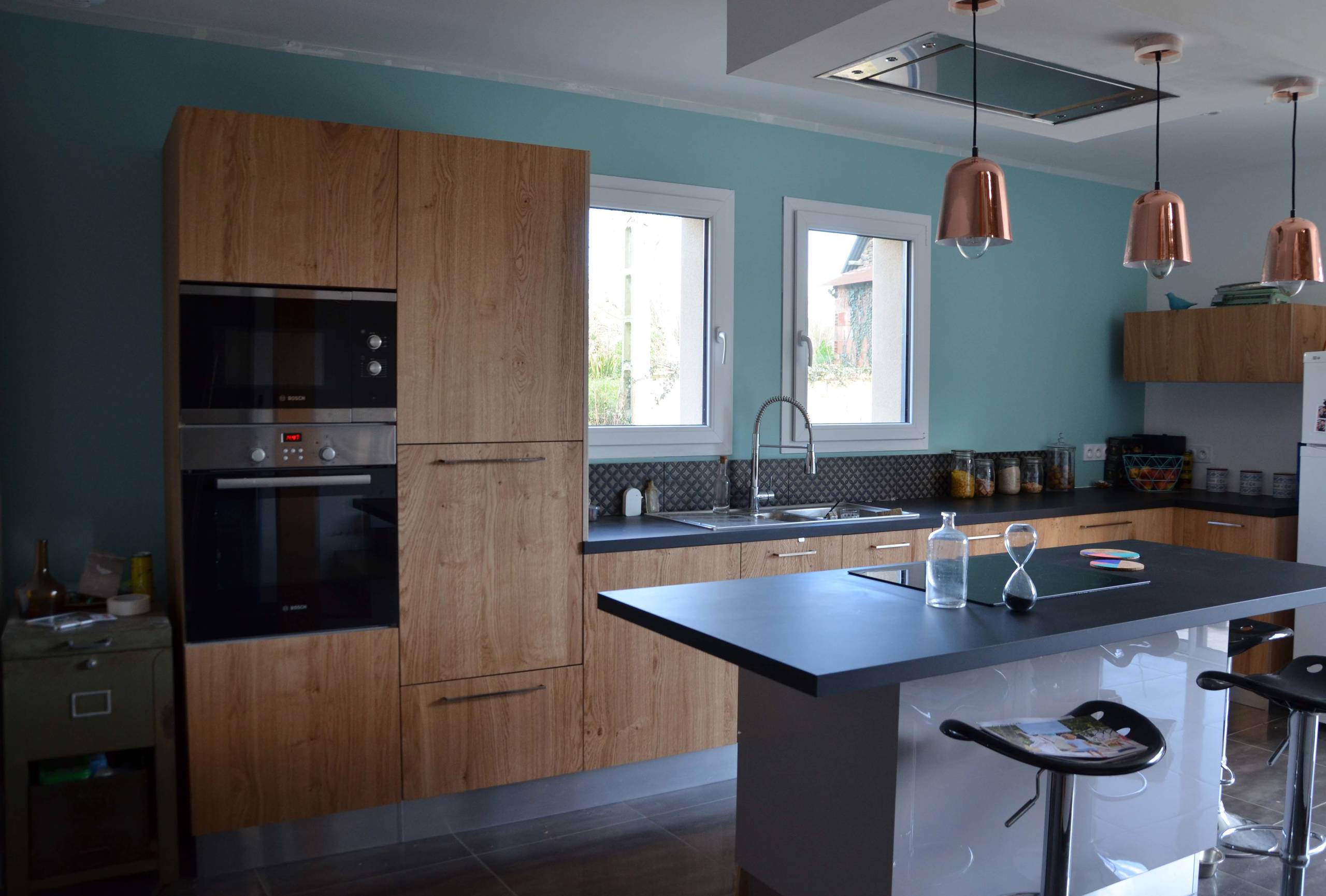 découvrez nos solutions de rénovation pour votre cuisine en chêne massif, alliant tradition et modernité pour un espace chaleureux et élégant.