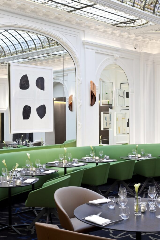 découvrez la rénovation de l'hôtel vernet à paris, alliant charme historique et confort moderne au cœur de la capitale.