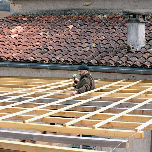 découvrez les astuces clés pour réussir la rénovation de votre toit efficacement et durablement.