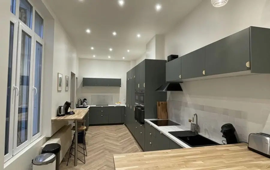 découvrez nos services professionnels de rénovation d'entreprise pour moderniser vos locaux, améliorer votre espace de travail et valoriser votre image.