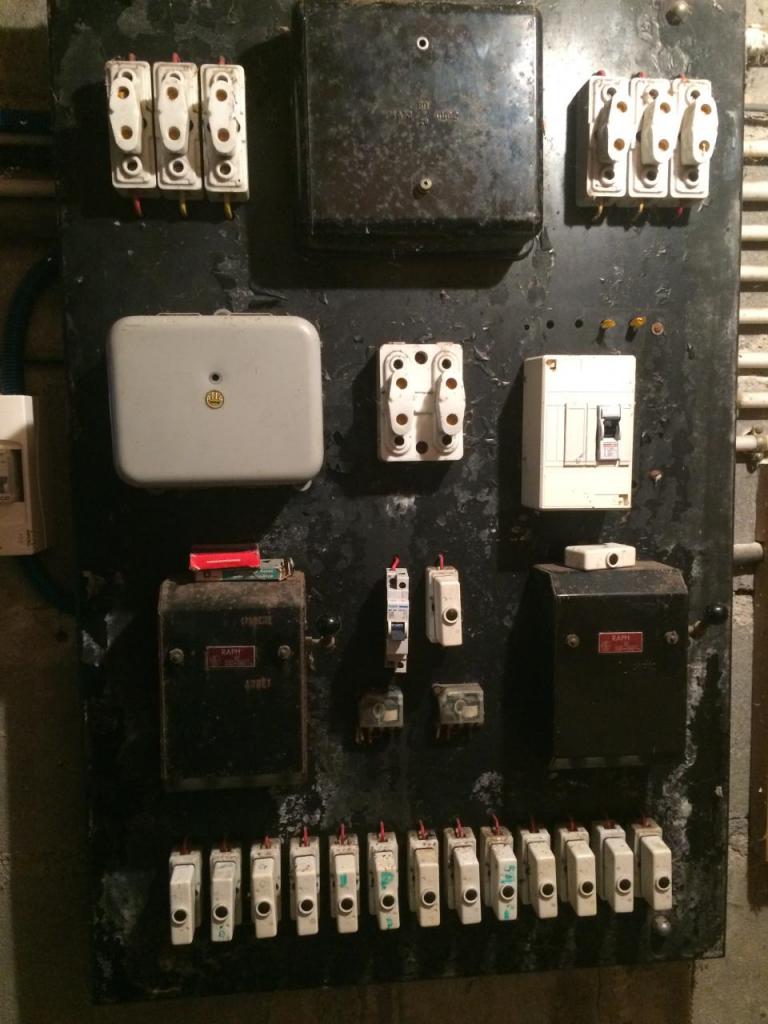 expert en rénovation électrique pour maison des années 70 : modernisez votre installation en toute sécurité et conformité.