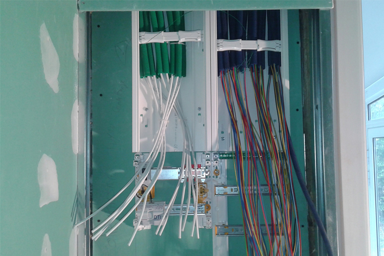 expert en rénovation électrique, nous assurons la mise à jour et la sécurisation de votre installation électrique pour un habitat moderne et conforme aux normes.