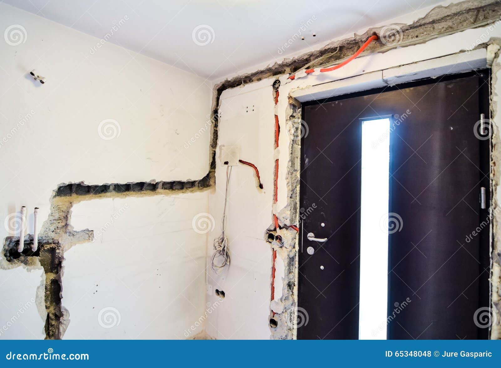 découvrez nos conseils et services pour la rénovation électrique de votre maison, assurant sécurité, performance et conformité aux normes.