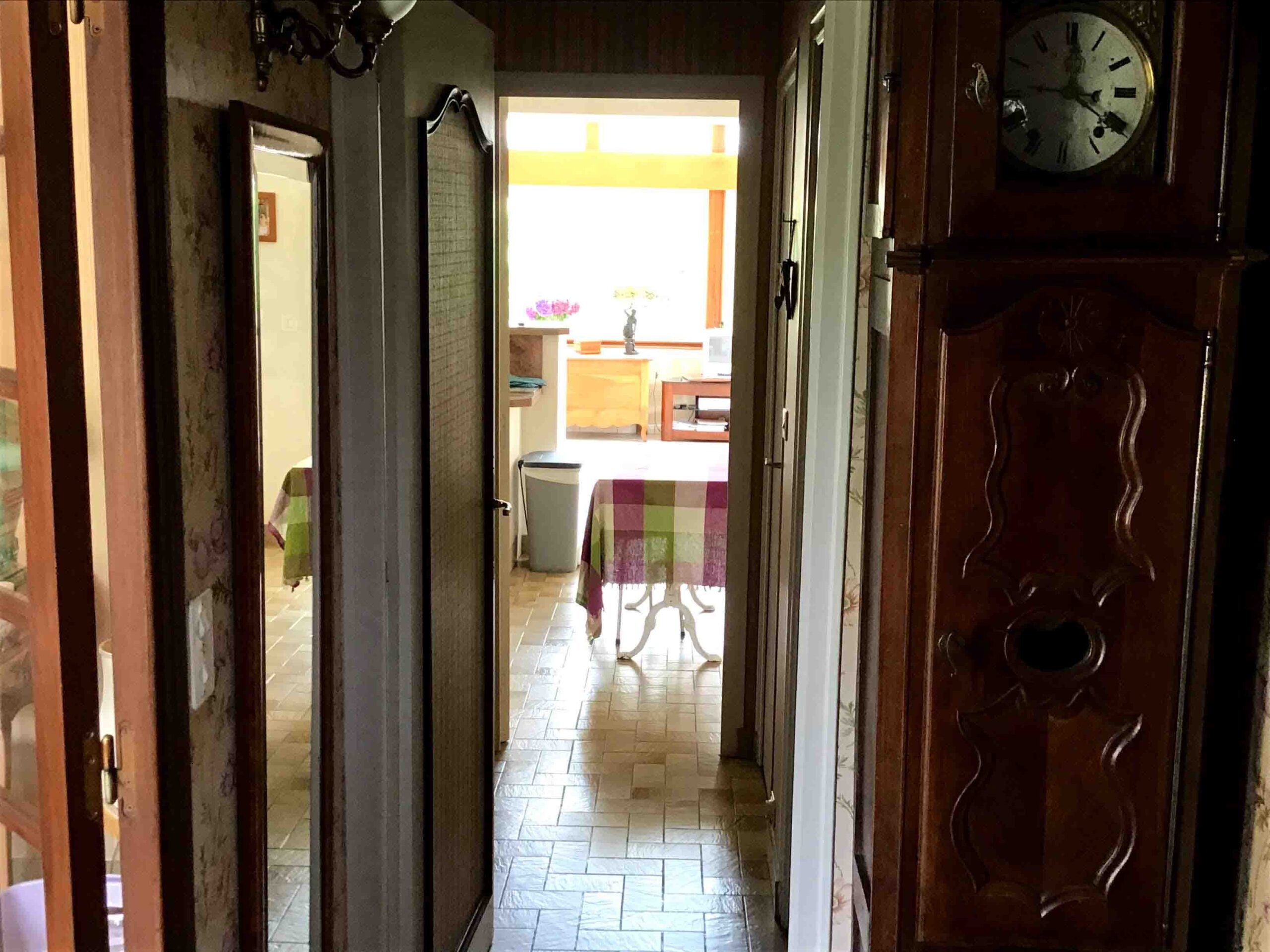 optimisez la rénovation électrique de votre maison des années 80 avec des solutions économiques, sûres et modernes pour un confort durable.