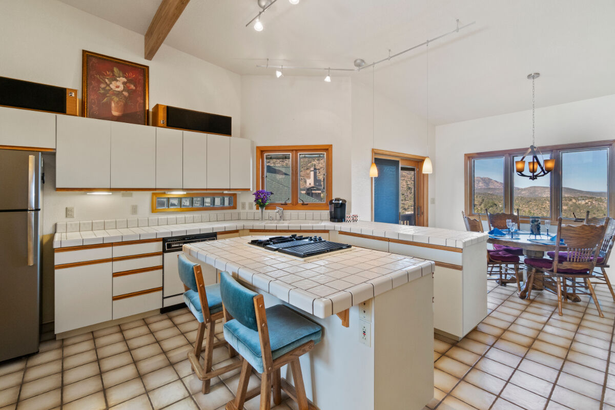 rénovez l'installation électrique de votre maison des années 80 de manière économique, sécurisée et conforme aux normes actuelles pour un confort durable.