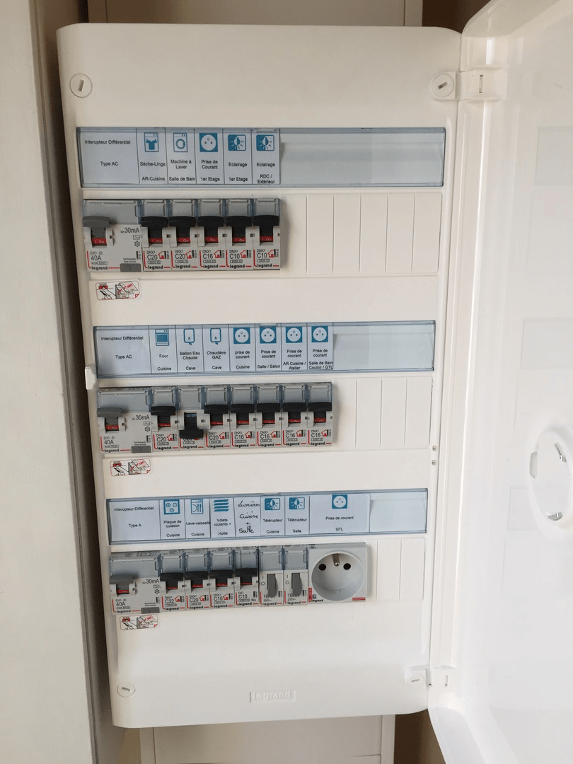 assurez la sécurité de votre maison grâce à une rénovation électrique professionnelle et conforme aux normes actuelles.