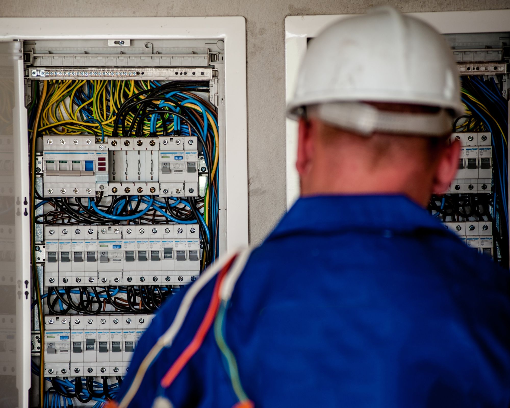 découvrez comment la rénovation électrique améliore la sécurité de votre habitation tout en augmentant sa valeur. conseils et solutions pour un projet réussi.