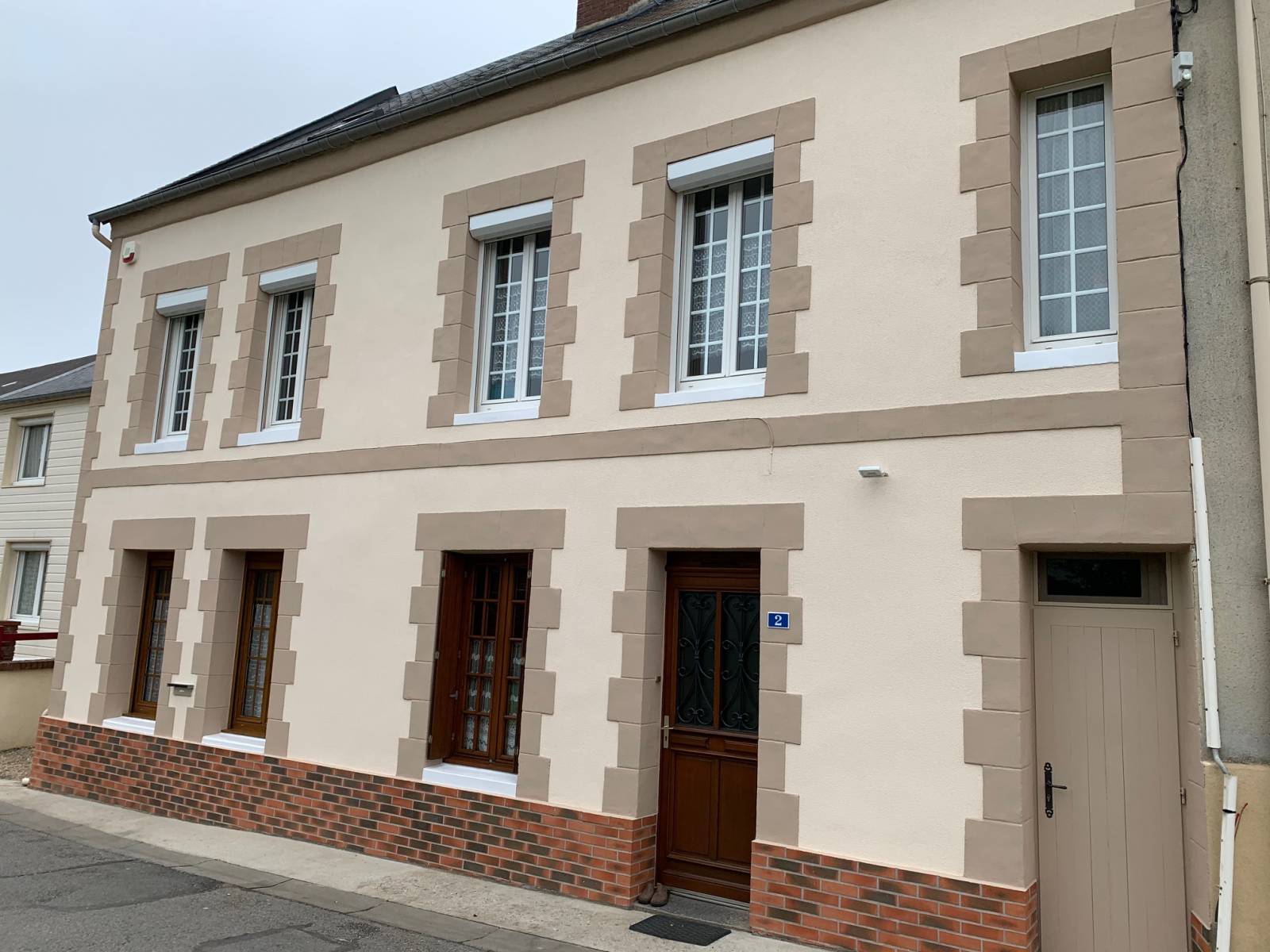 expert en rénovation de façade, nous redonnons vie à vos murs extérieurs avec des solutions durables et esthétiques adaptées à votre maison.