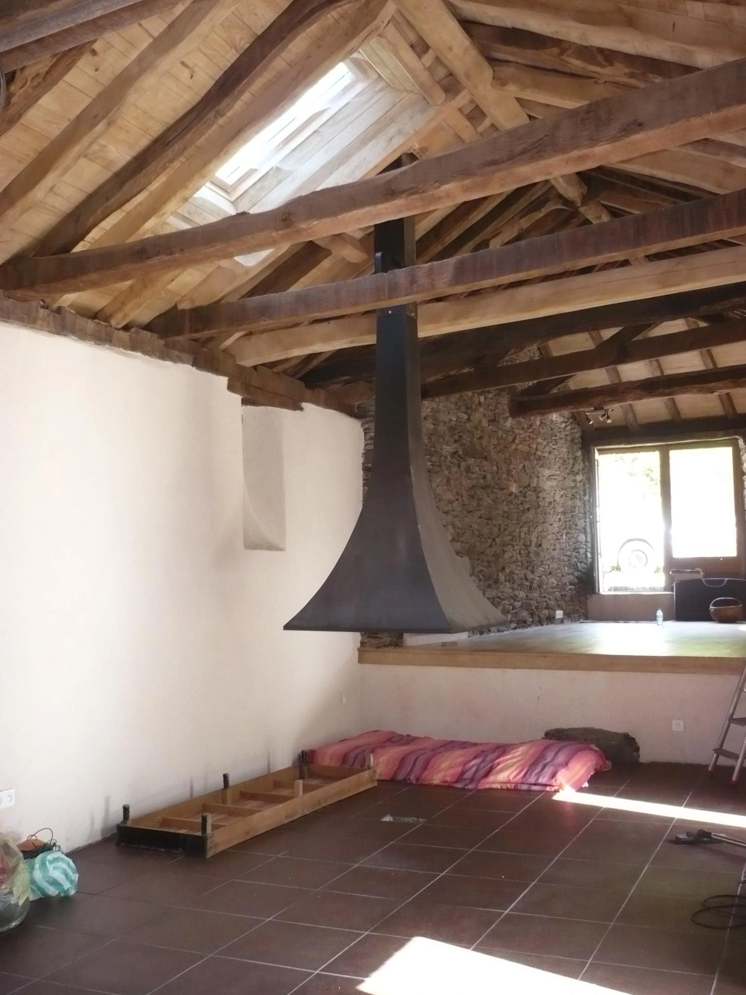 découvrez comment transformer votre grange en un loft moderne et chaleureux grâce à nos conseils de rénovation et d'aménagement intérieur.