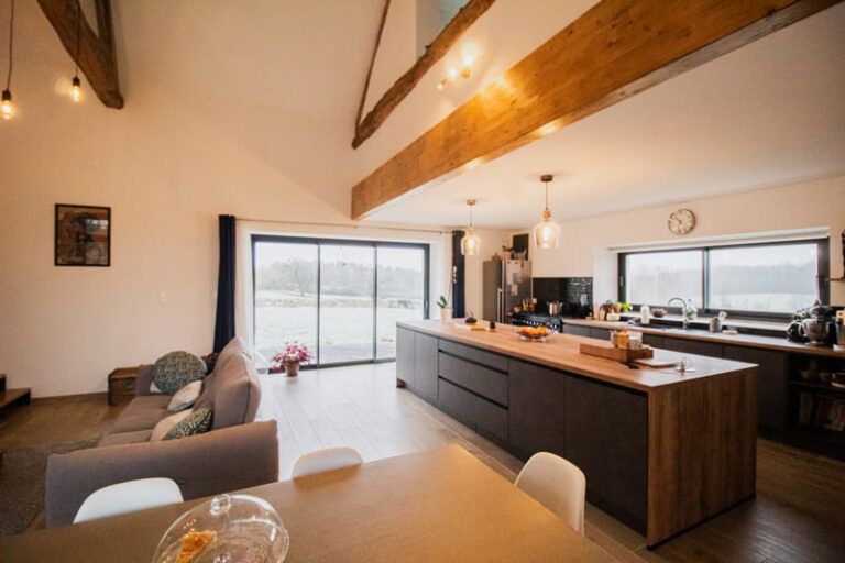 découvrez comment transformer une grange proche de paris en une maison de rêve grâce à notre expertise en rénovation. alliez charme authentique et confort moderne pour votre futur habitation.