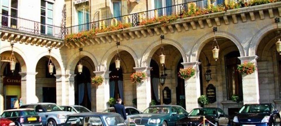 découvrez la rénovation de l'hôtel regina à paris, un mélange élégant d'histoire et de modernité pour un séjour inoubliable au cœur de la capitale.