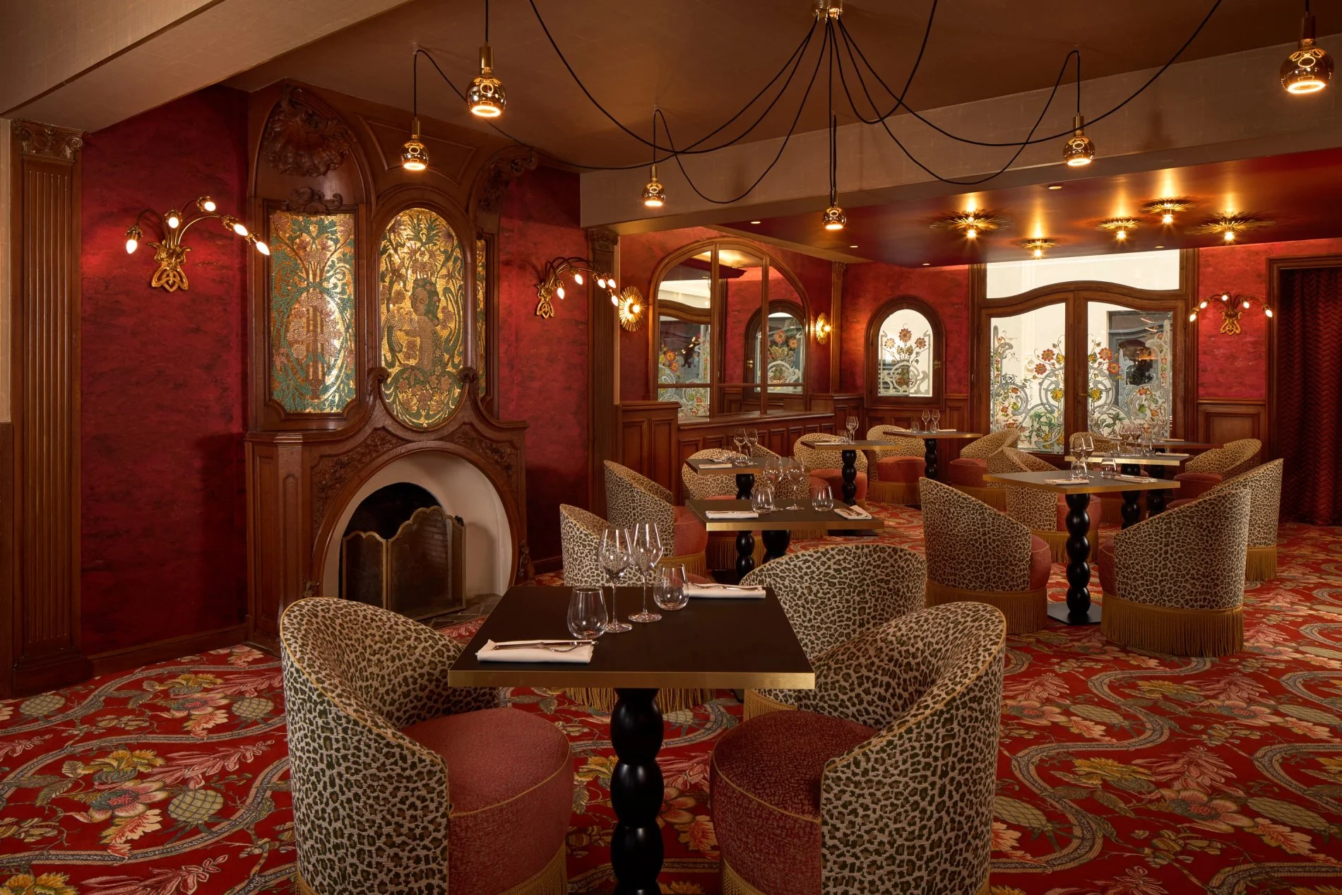 découvrez la rénovation de l'hôtel regina, un retour à l'élégance et au charme intemporel alliant confort moderne et raffinement classique.