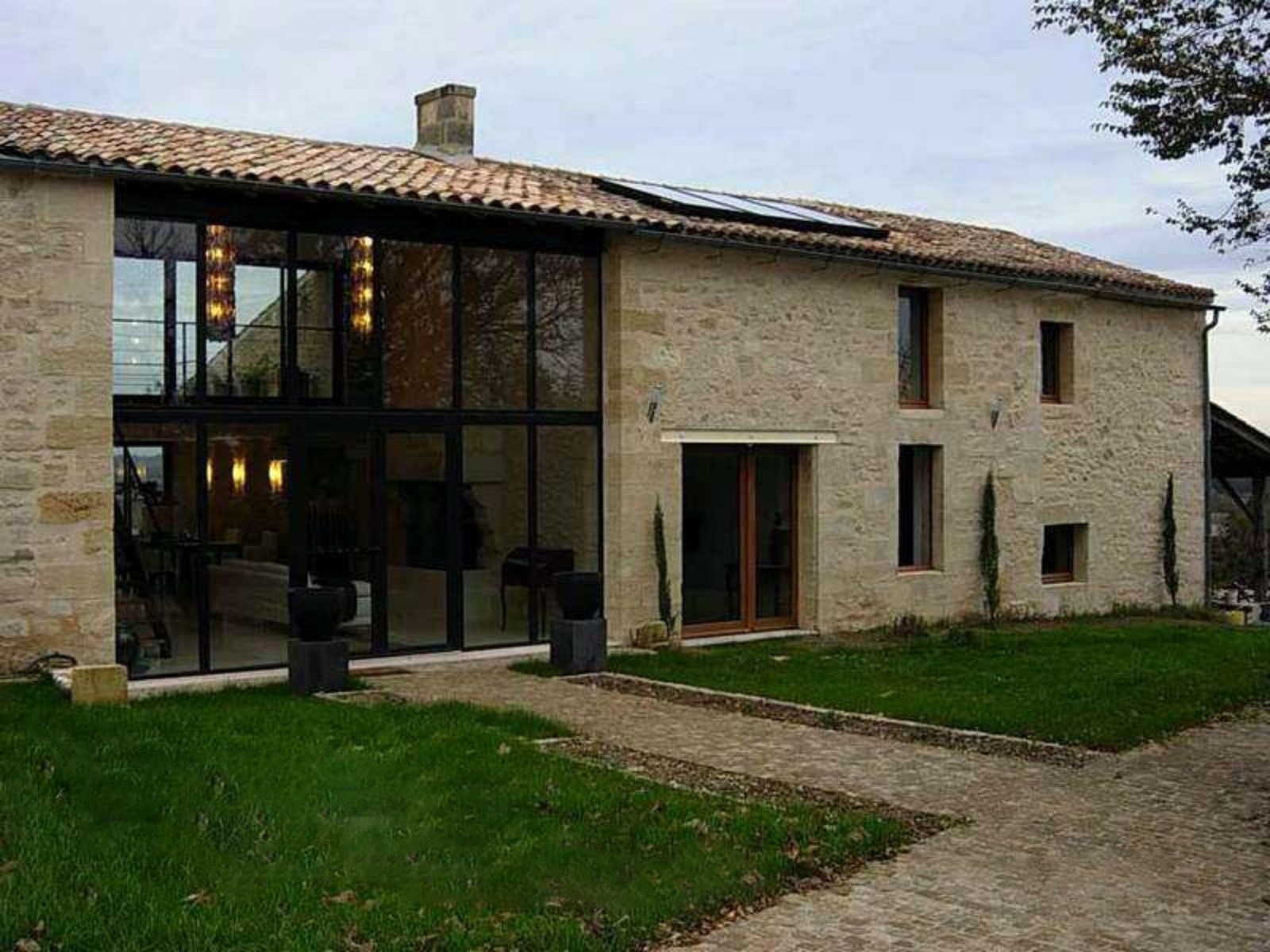 découvrez nos conseils et astuces pour la rénovation de votre maison ancienne, alliant charme d'époque et modernité pour un intérieur unique.