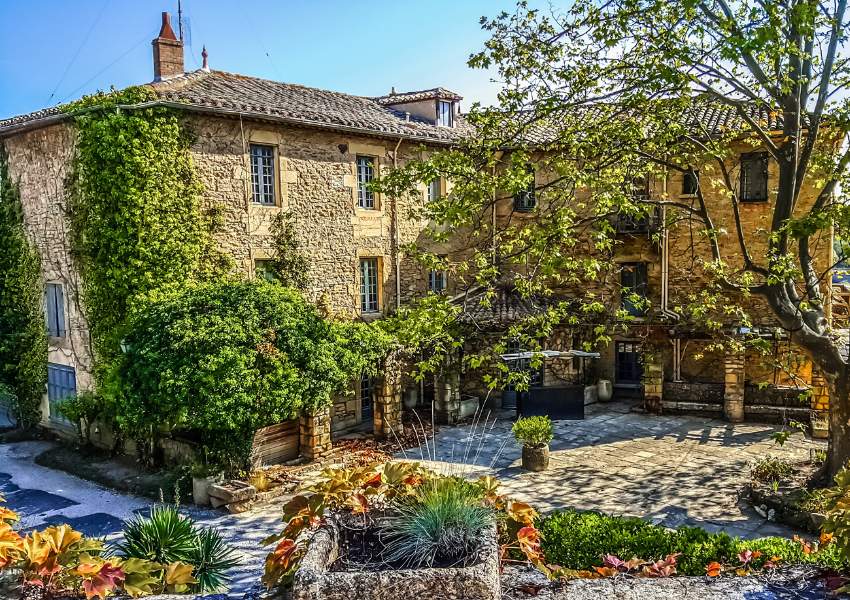 découvrez nos conseils et solutions pour la rénovation de votre maison ancienne, alliant authenticité et modernité pour un confort optimal.