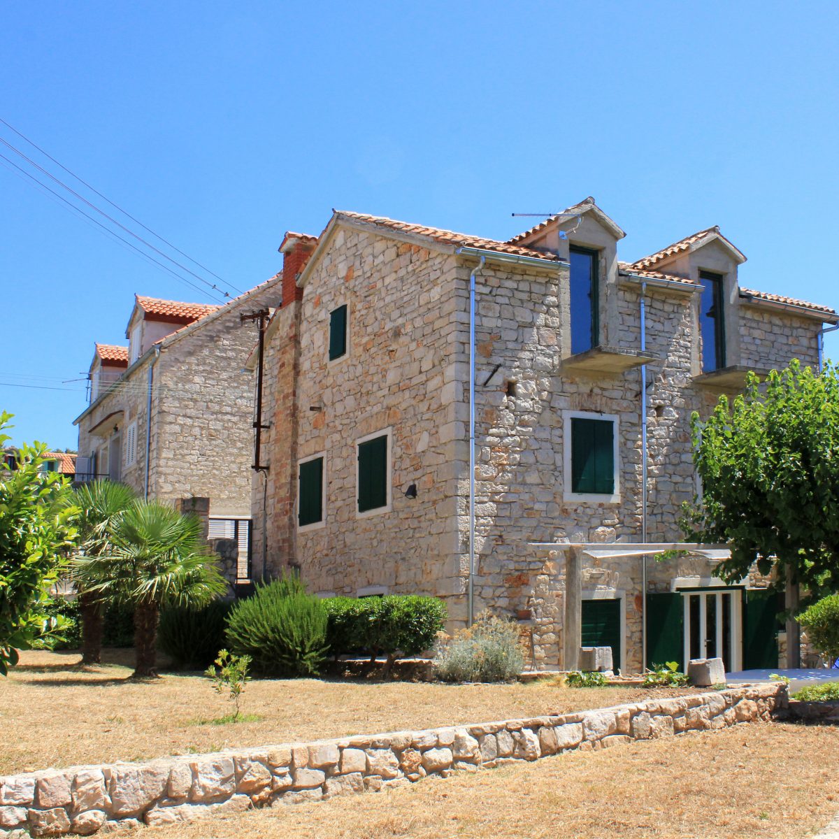 découvrez des conseils et astuces pour la rénovation de votre maison ancienne, alliant charme d'époque et confort moderne.