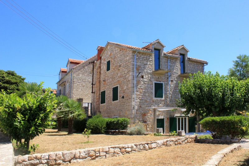 découvrez les étapes clés pour réussir la rénovation d'une maison ancienne, de l'évaluation à la finition, pour préserver son charme et optimiser son confort.