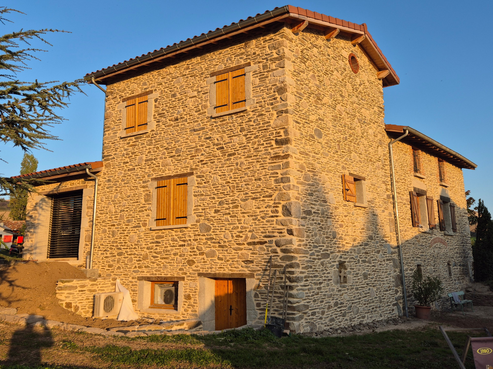 découvrez nos conseils et services pour la rénovation de votre maison en pierre, alliant charme authentique et confort moderne.