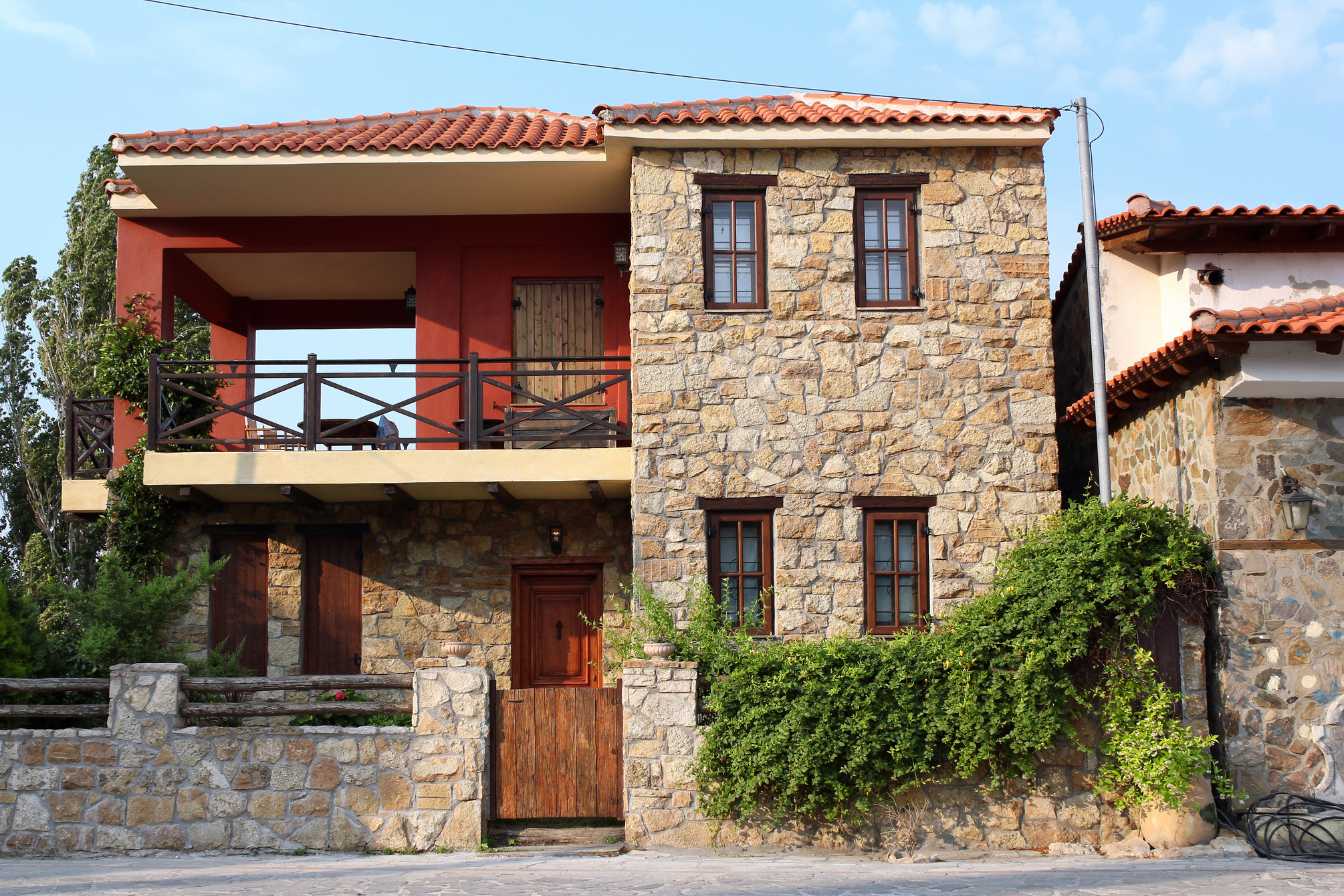 découvrez tout ce qu'il faut savoir sur la rénovation d'une maison en pierre : estimation des coûts, conseils pour bien gérer votre budget et astuces pour réussir vos travaux.