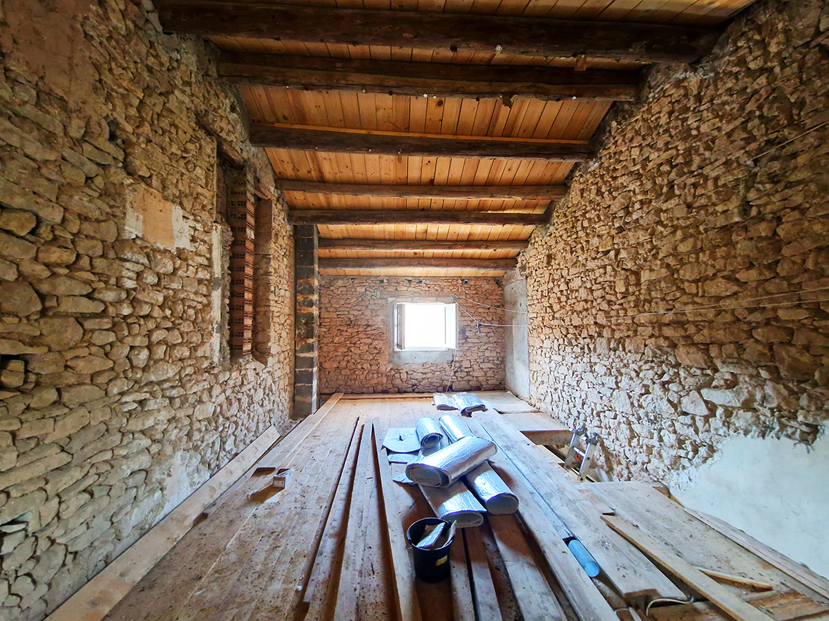 découvrez nos conseils et services experts pour la rénovation de votre maison en pierre, alliant charme traditionnel et confort moderne.