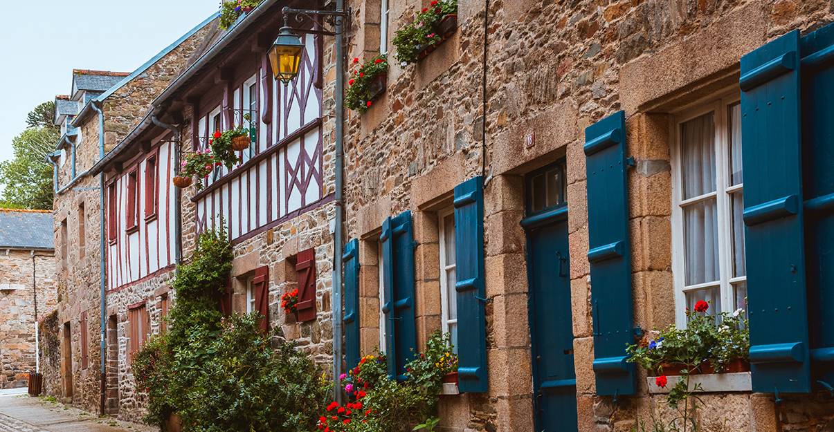 découvrez comment maîtriser les coûts de rénovation d'une maison en pierre tout en valorisant votre patrimoine grâce à des conseils pratiques et des astuces d'experts.