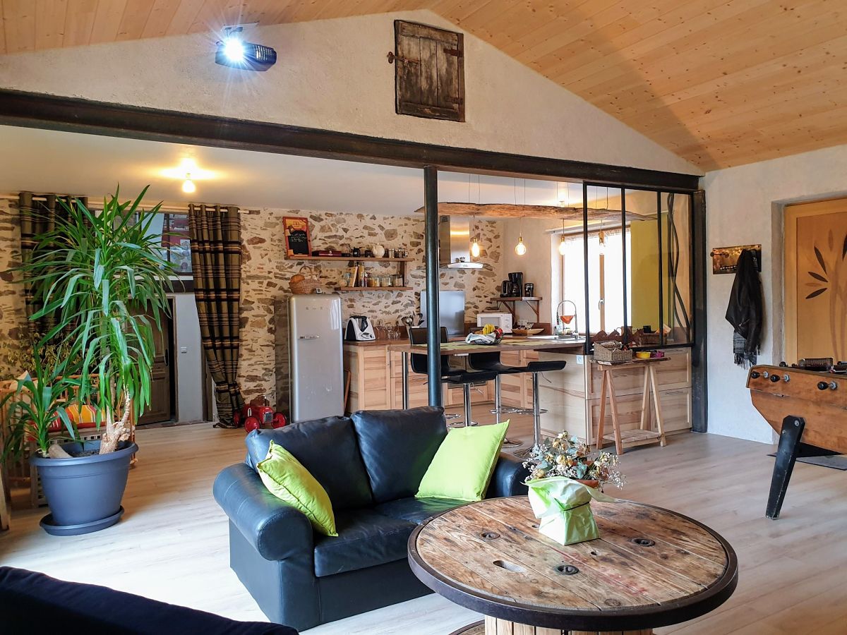 découvrez nos conseils et services pour la rénovation de votre maison en pierre, alliant charme traditionnel et modernité pour un habitat confortable et durable.