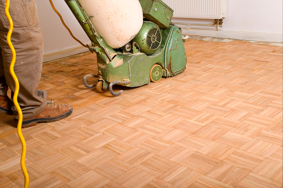 découvrez nos services professionnels de rénovation de parquet en chêne pour redonner éclat et beauté à vos sols en bois massif.