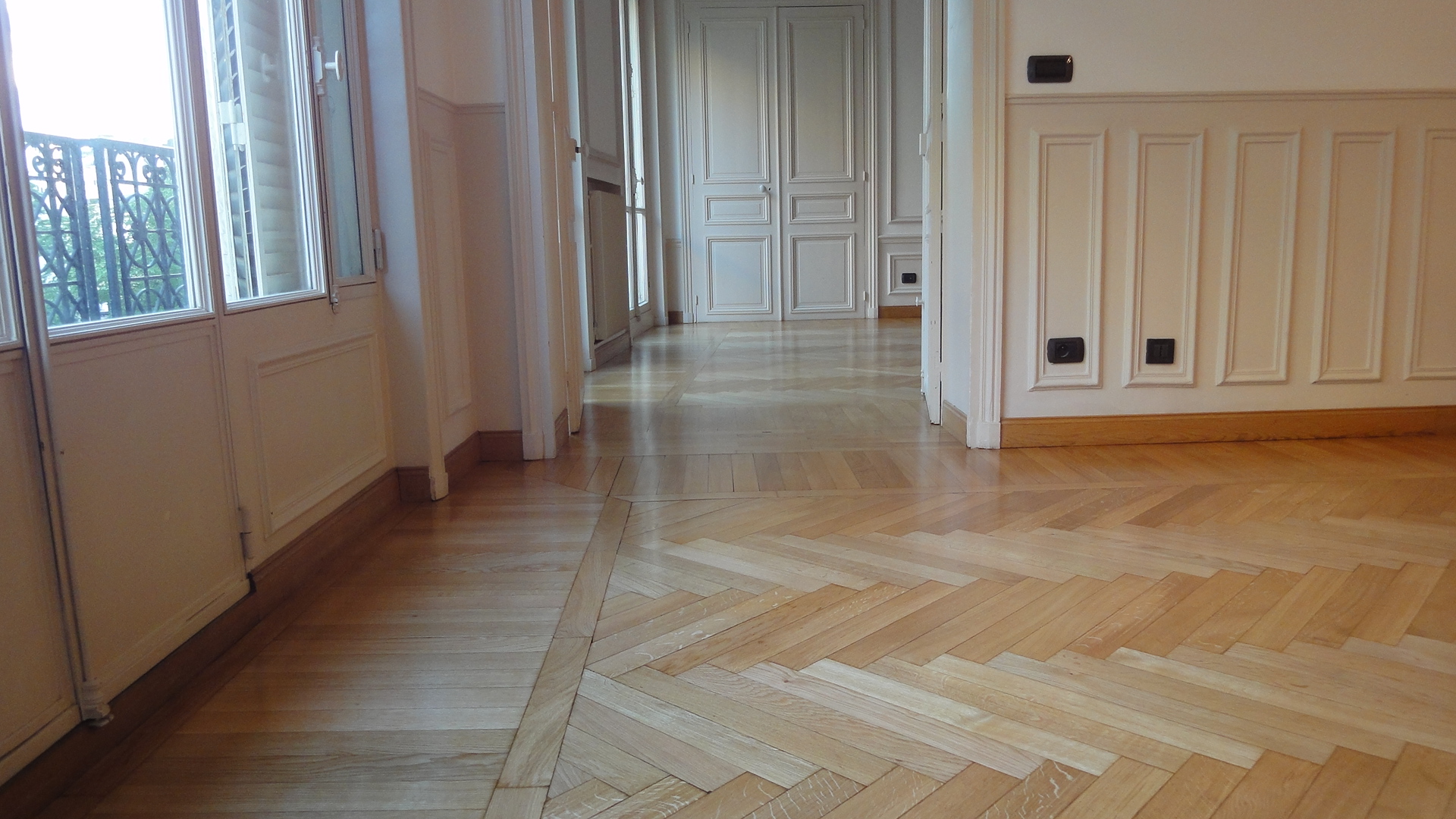 découvrez nos services professionnels de rénovation de parquet à paris pour redonner vie et éclat à vos sols en bois.