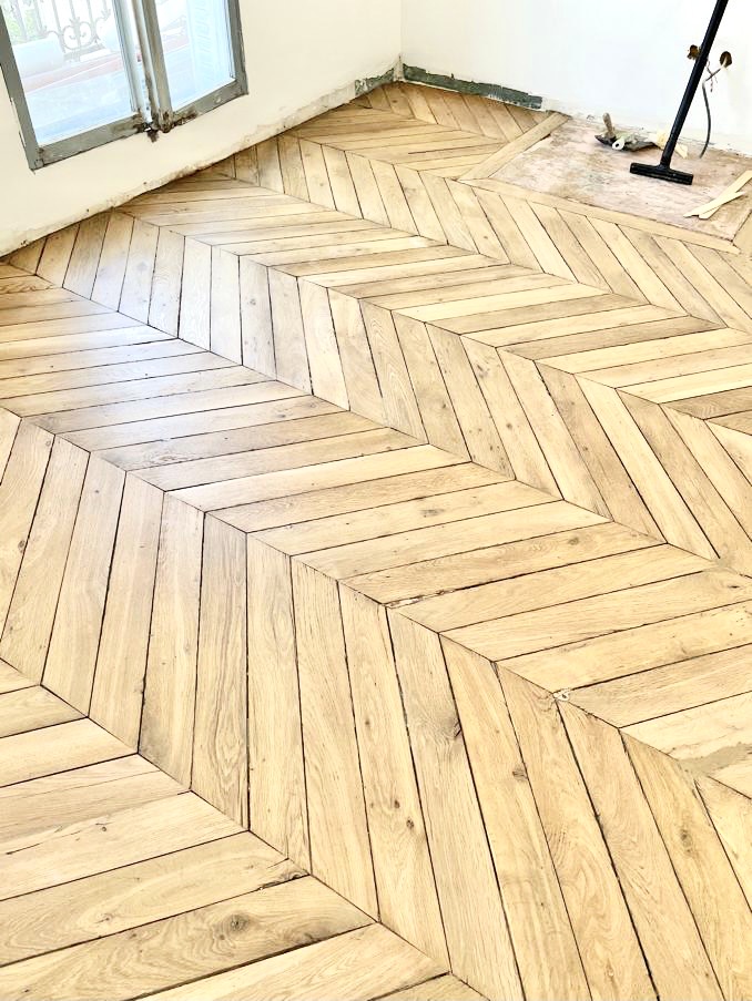 service professionnel de rénovation de parquet à paris : remise à neuf, ponçage, vitrification pour un sol en bois impeccable et durable.