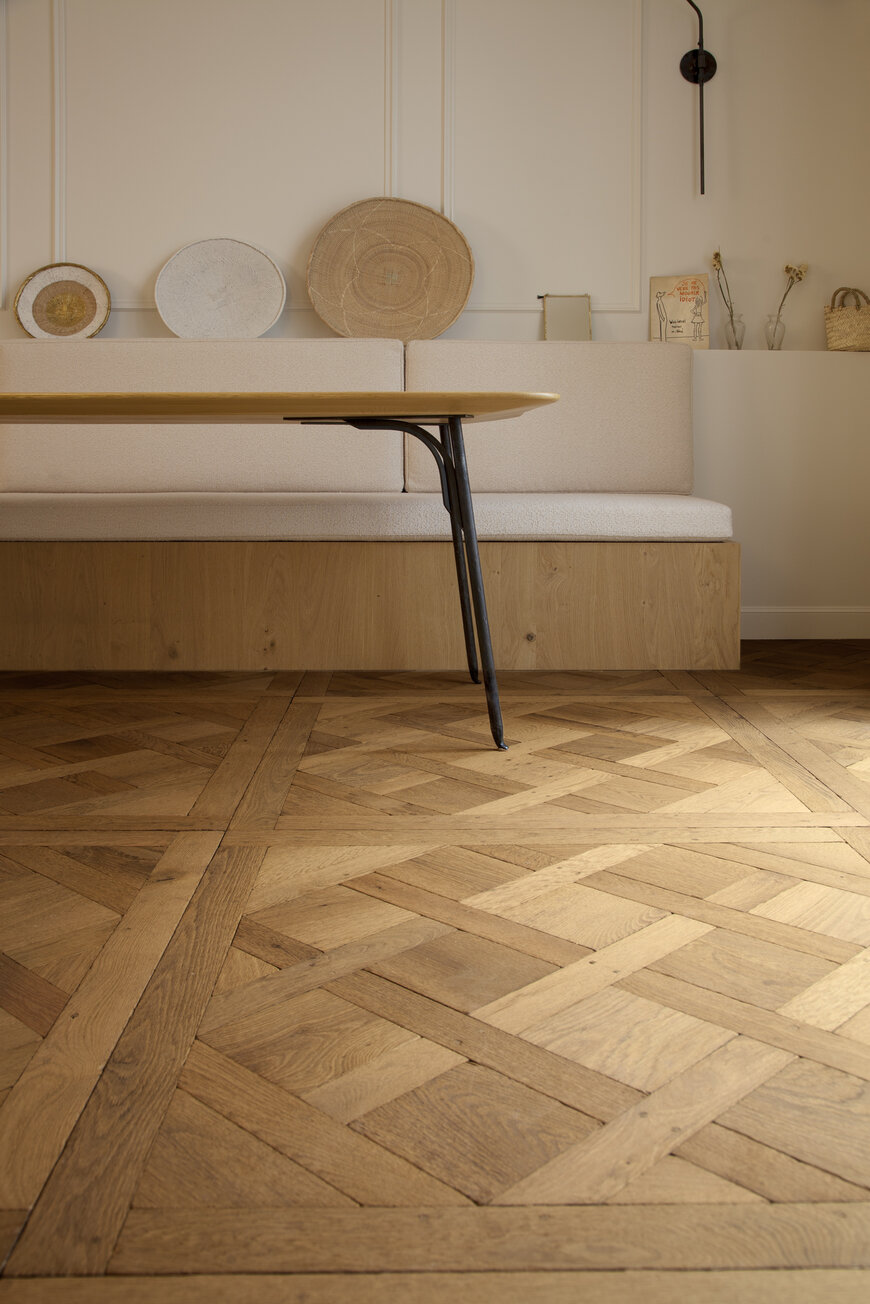 expert en rénovation de parquet haut de gamme à versailles, nous redonnons vie à vos sols avec savoir-faire et matériaux de qualité pour un résultat élégant et durable.