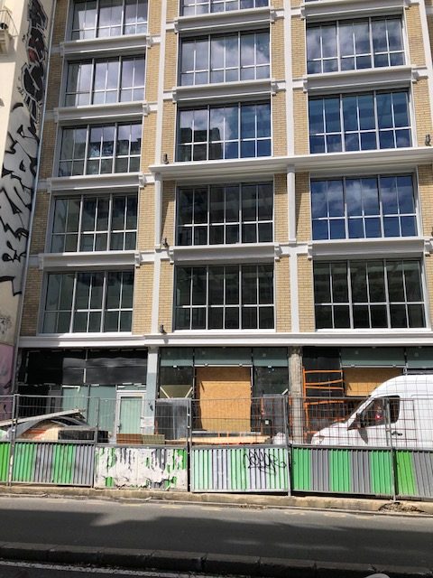 service de rénovation pour immeuble dans le marais adapté aux personnes à mobilité réduite (pmr). améliorez l'accessibilité et le confort de votre bâtiment avec nos experts.