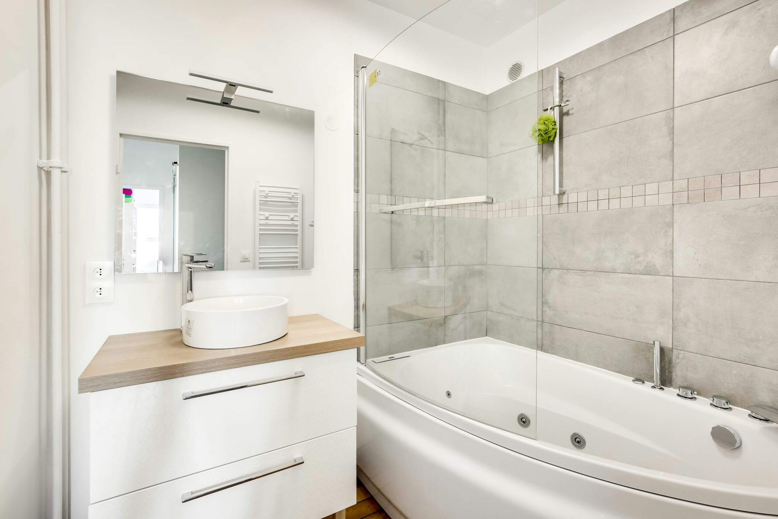 rénovation salle de bain : calculez facilement les mètres carrés et planifiez vos horaires pour réussir vos travaux en toute sérénité.